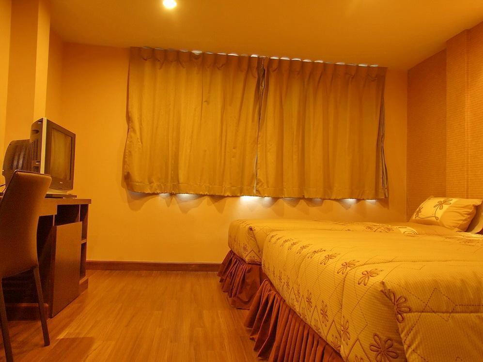 499 Hotel Ratchadapisek Банкок Екстериор снимка